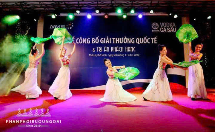 cong-bo-giai-thuong-quoc-te-cho-vodka-ca-sau-xanh-500ml