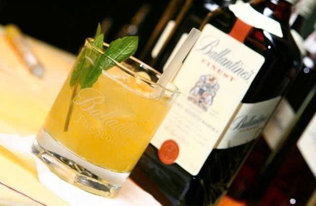 dung-chuan-vi-voi-ruou-ballantines-finest-mau-moi