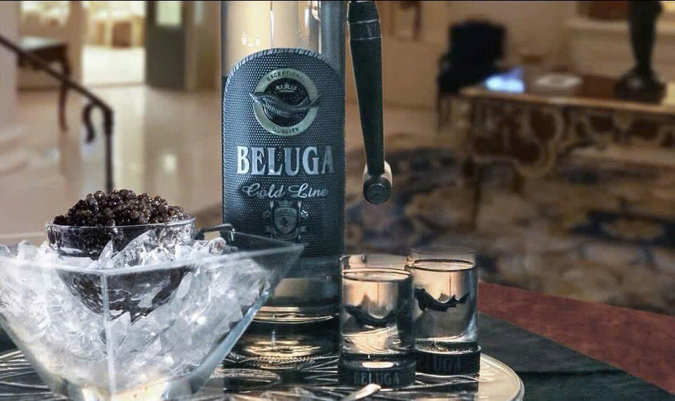 dung-dieu-voi-Vodka-beluga-gold-line-750-ml