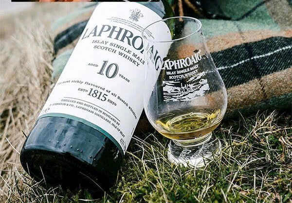 dung-dieu-voi-laphroaig-10-nam-tuoi