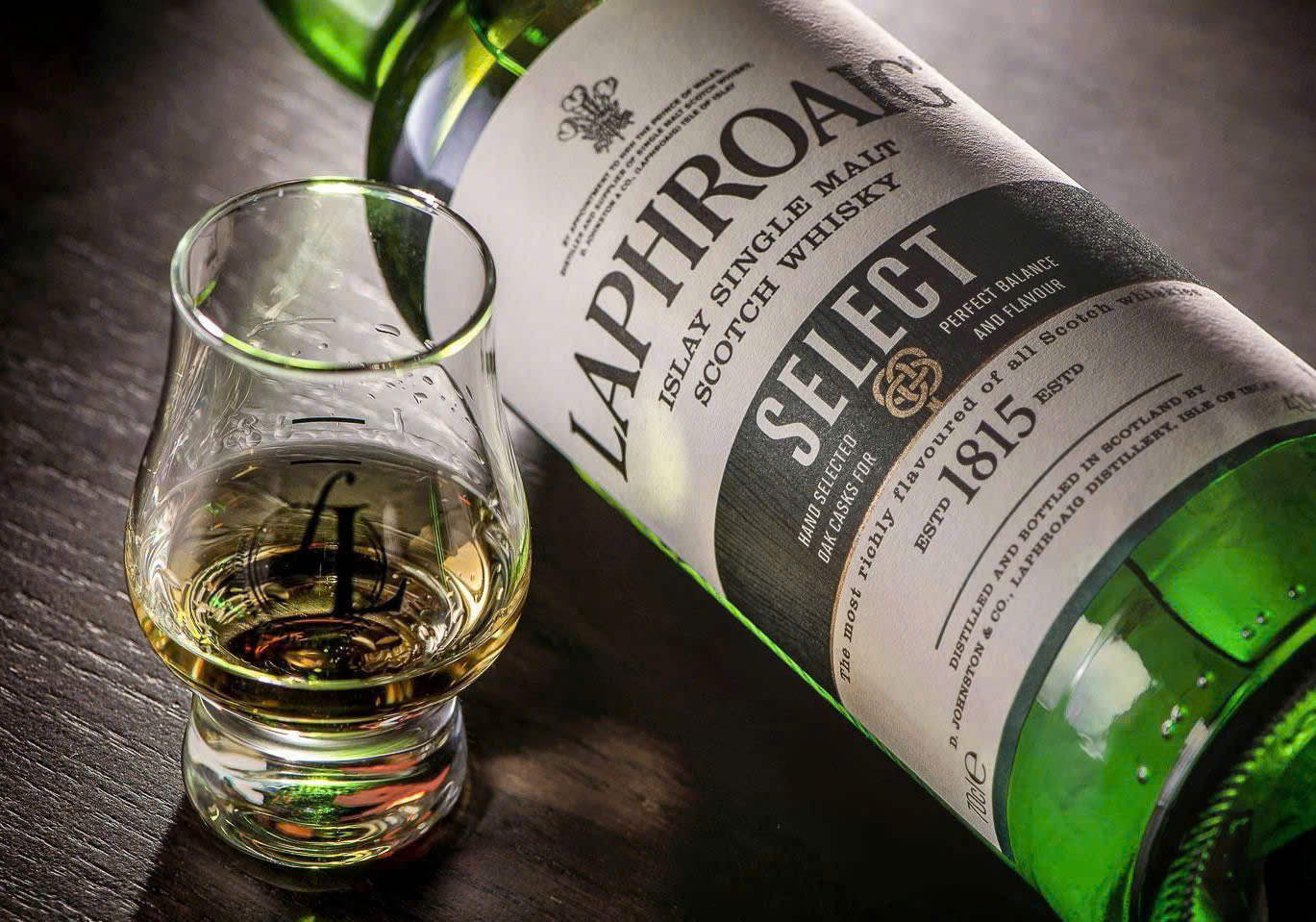 dung-dieu-voi Laphroaig Select