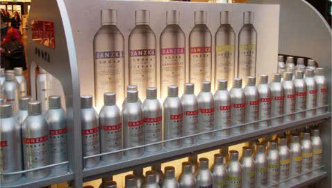gian-ban-vodka-Danzka-700-ml-trang