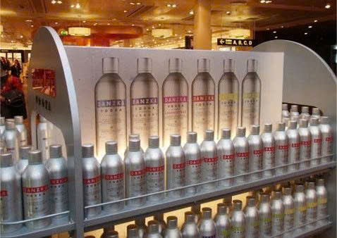 gian-hang-vodka-Danzka-700ml-tai-mot-sieu-thi