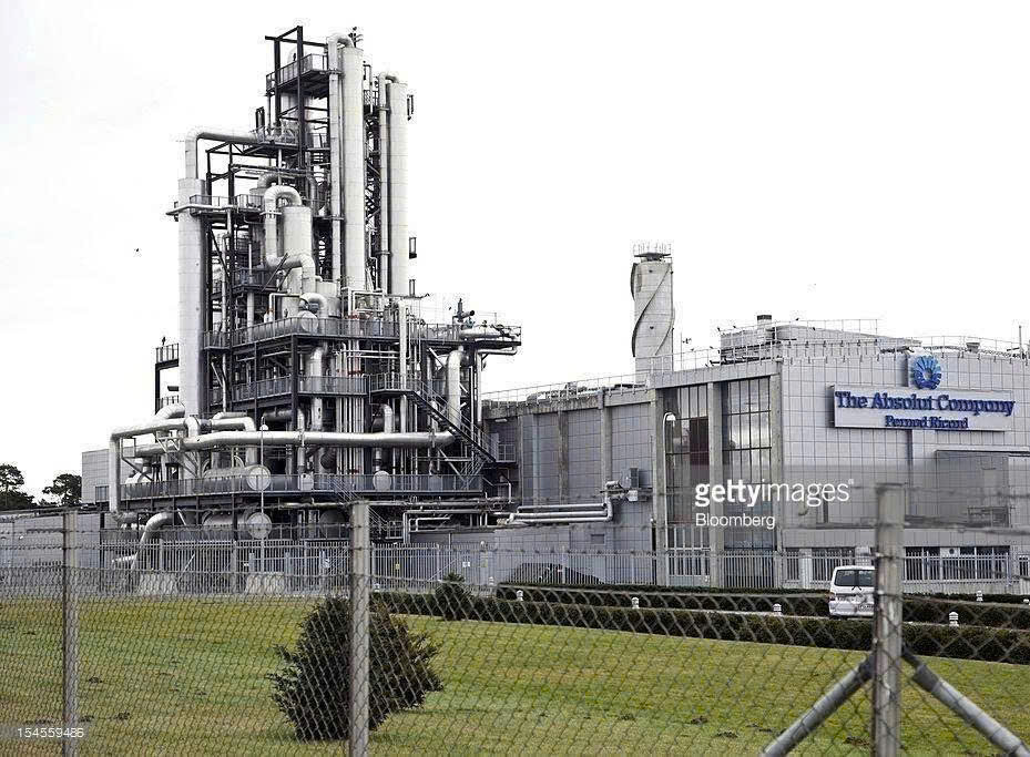 nha-may-san-xuat-vodka-absolut-70cl