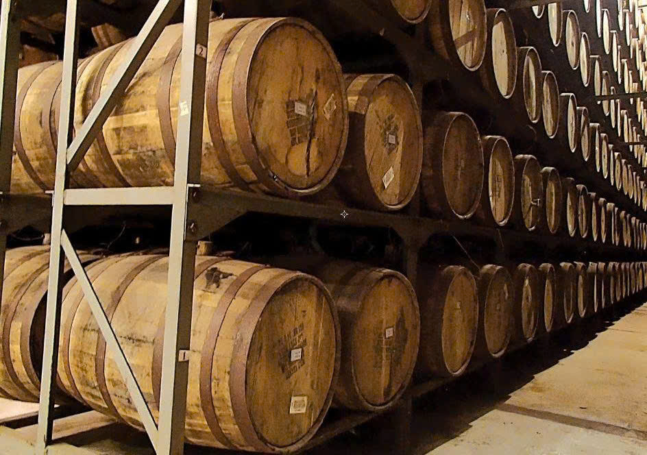 rhum-Havana-Club-7-duoc-u-trong-thung-go-soi