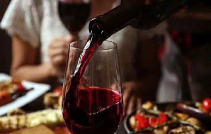 thuong-thuc-chateau-bull-rider-cabernet-voi-thit-do