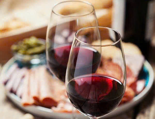 thuong-thuc-reserve-cabernet-750ml-voi-mon-an-thit-do