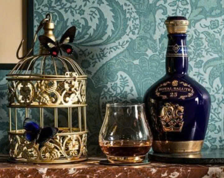 thuong-thuc-ruou-Chivas-25-chai-su-moi