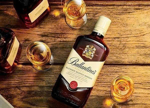 thuong-thuc-ruou-ballantines-finest-dung-cach