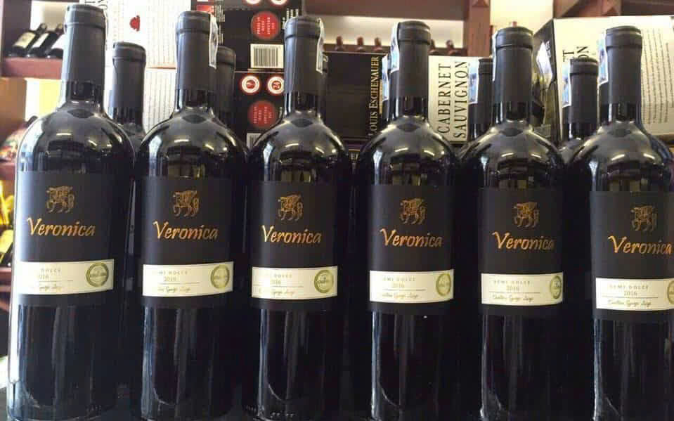 trung-bay-vang-y-veronica-ngot-750ml