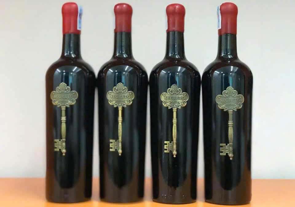 vang-chia-khoa-16-do-750ml-gia-re-nhat-HN