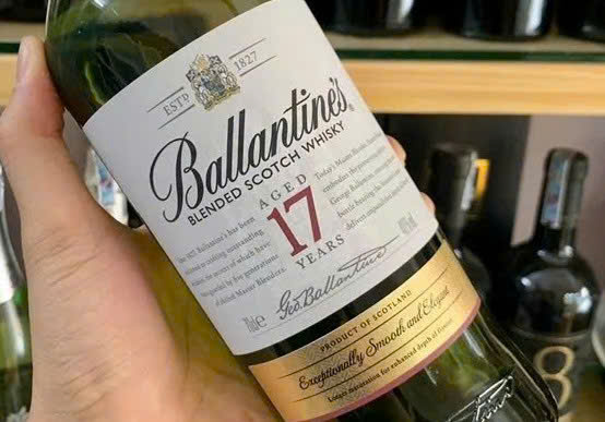 Nhan-hieu-Ballantines-17-YO-gia-re
