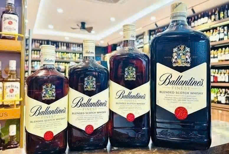 4-chai-Ballantines-Finest-duoc-ua-chuong-nhat