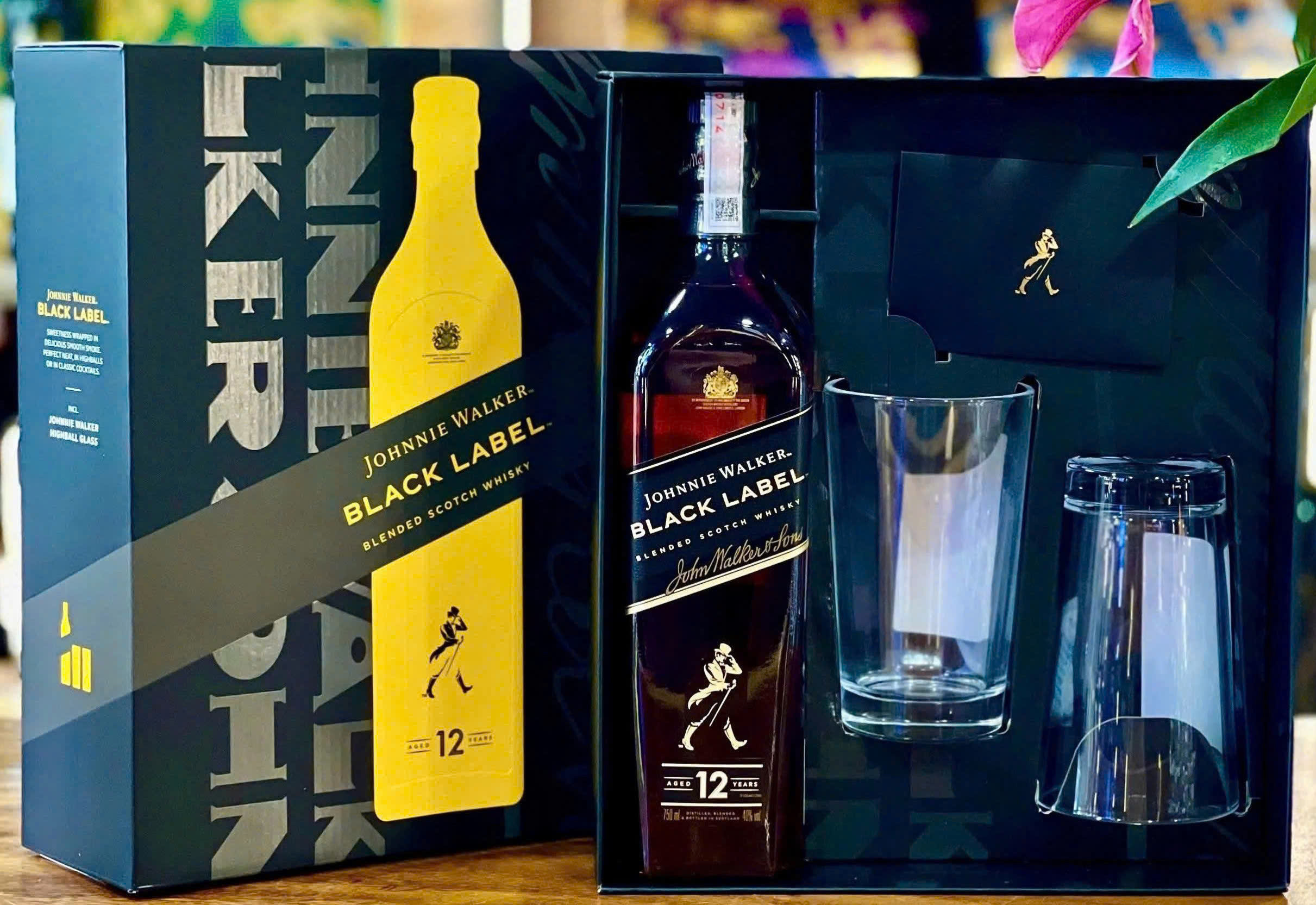 Black-Label-Hop-qua-2026-khi-mo-hop-tet-gia-re-700ml