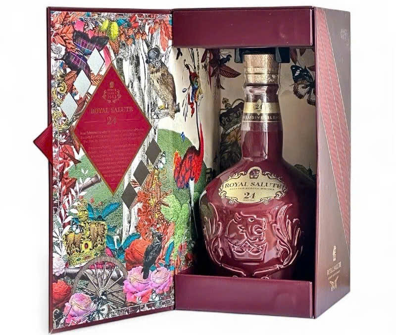 Chivas-24-Royal-Saluye-24-khi-mo-hop