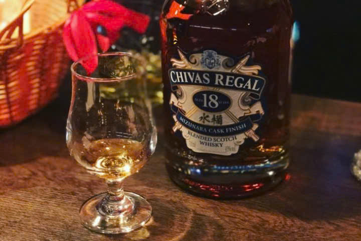 Dung-chuan-vị-voi-chivas-18-mizunara-hop-qua-2026