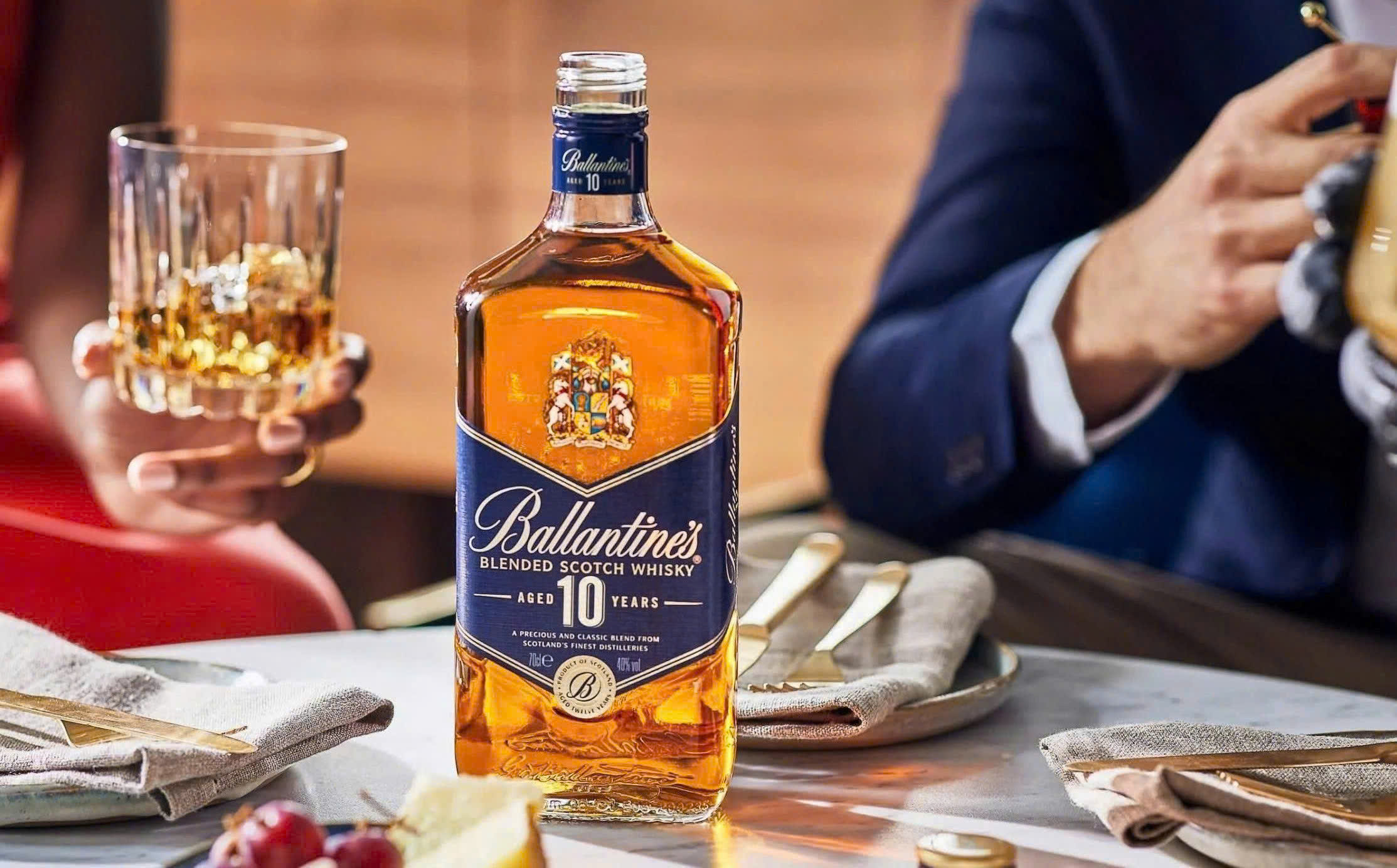 Dung-dieu-voi-Ballantines-10-nam-700-ml