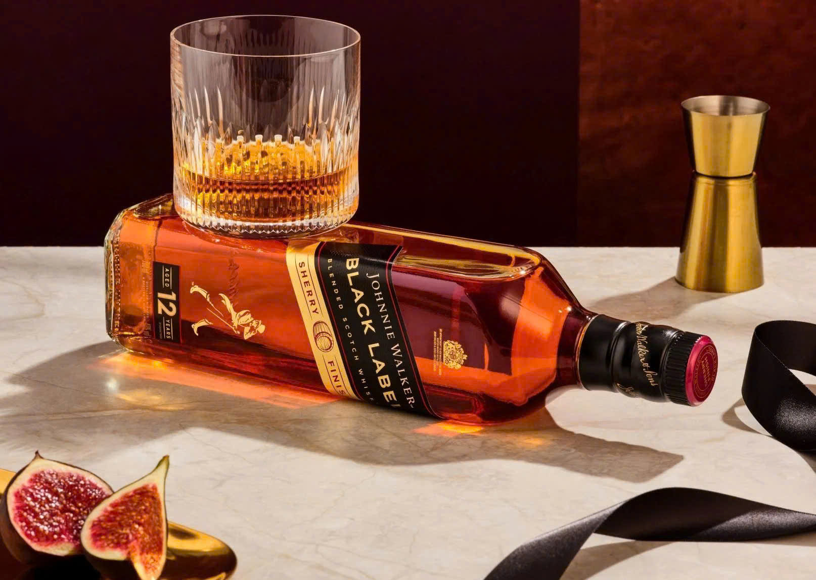 Dung-dieu-voi-JW-Black-Label-700ml-40-do