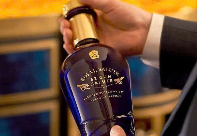 Gioi-thieu-Royal-Salute-62-Gun-Salute-Chivas-62-700ml