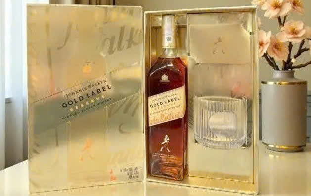 Gold-Label-Reserve-Hop-qua-2026-khi-mo-hop-750