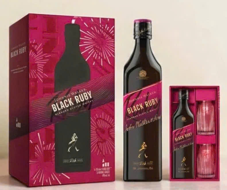 Johnnie-Walker-Black-Ruby-Hop-Qua-2027-khi mo-hop