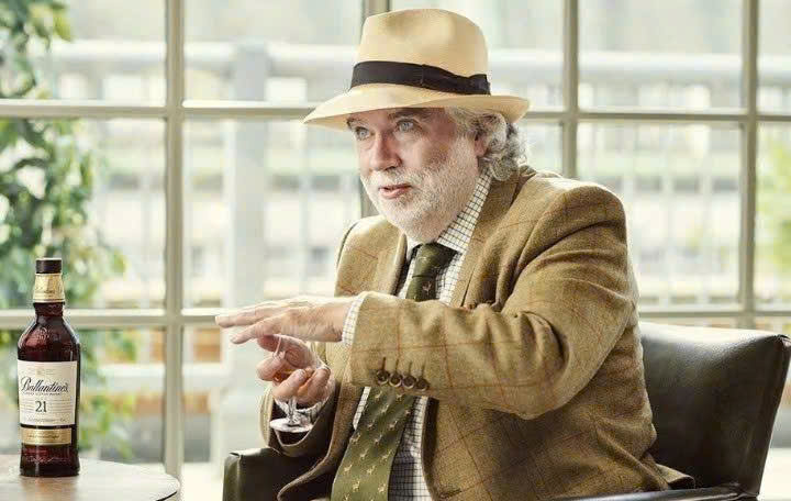 Mot-cach-thuong-thuc-Ballantines-21-YO-mau-moi