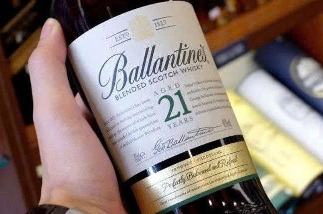 Nhan-chinh-chai-Ballantines-21-YO