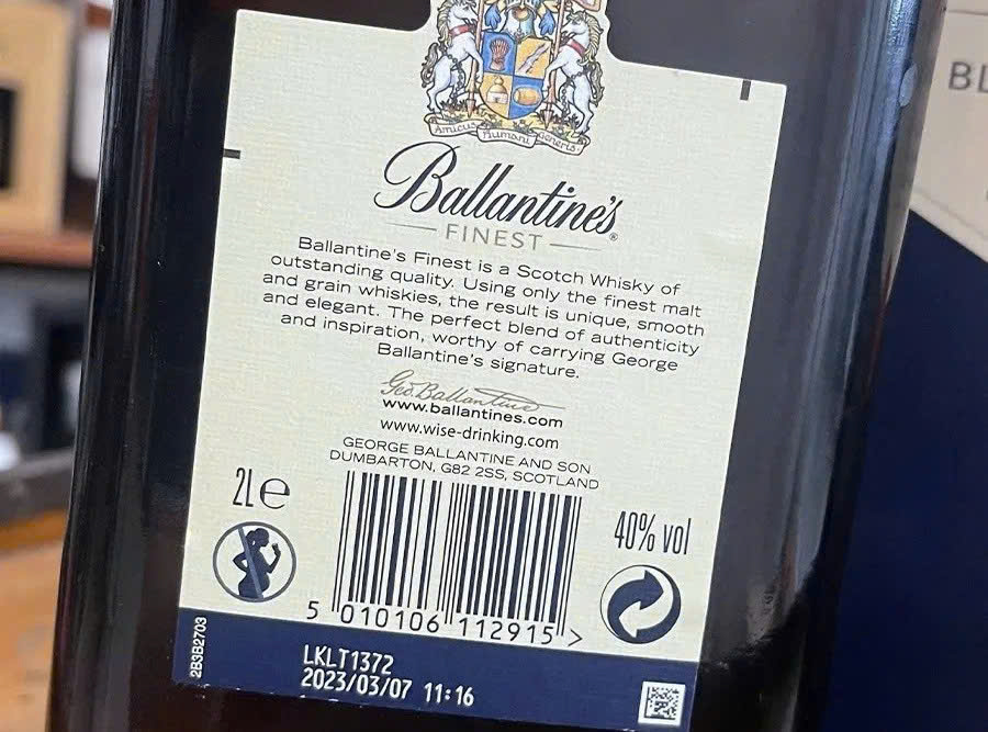 Nhan-phu-Chai-Ballantines-Finest-2-Lit