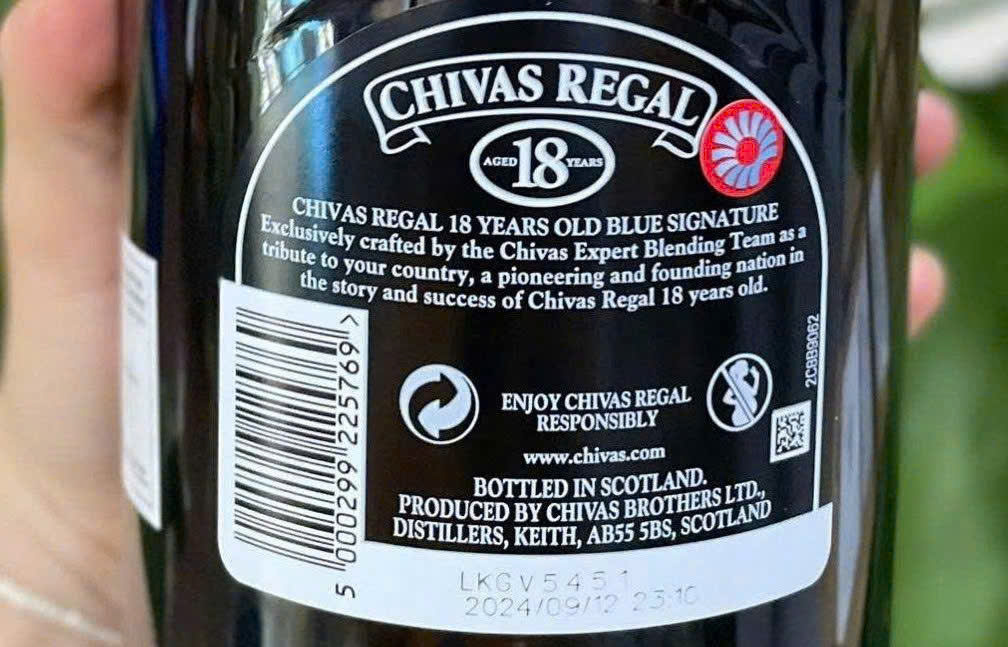 Nhan-sau-chai-chivas-18-blue-Signature