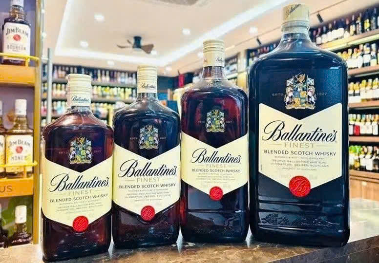 Nhung-chai-Ballantines-Finest-duoc-ua-chuong-nhat