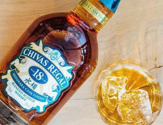 Thung-thuc-chivas-18-mizunara-700ml