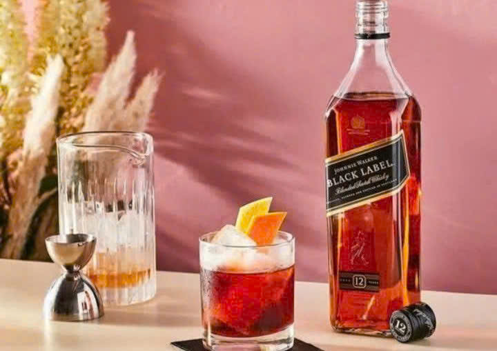 Thuong-thuc-Black-Label-Hop-Qua-2025-700-ml