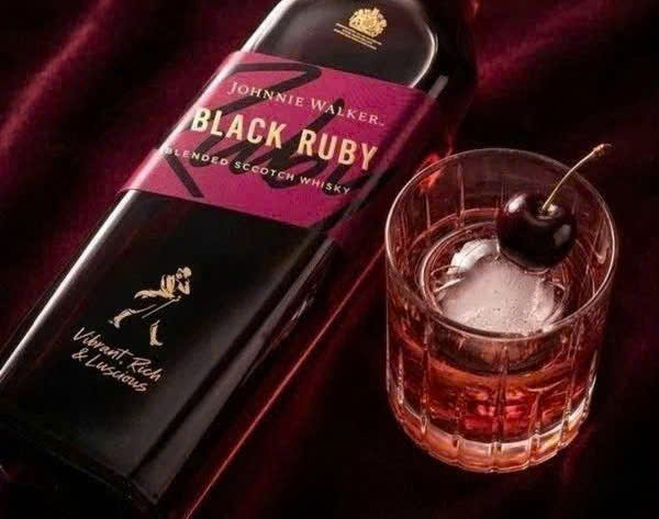 Thuong-thuc-Johnnie-Walker-Black-Rubi-700-ml