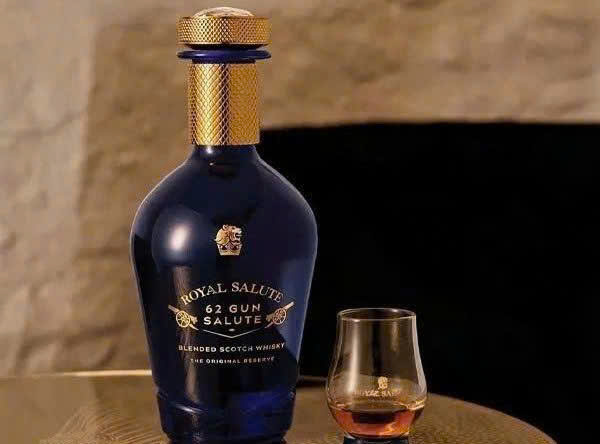 Thuong-thuc-Royal-Salute-62-Gun-Salute-Chivas-62-700ml