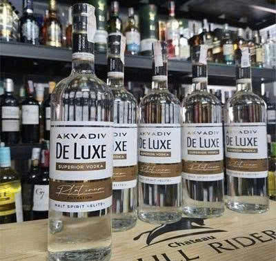 Trung-bay-Akvadiv-DeLuxe-Vodka-1-lit