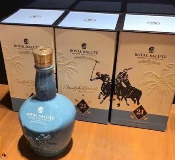 Trung-bay-Chivas-21-YO-POLO