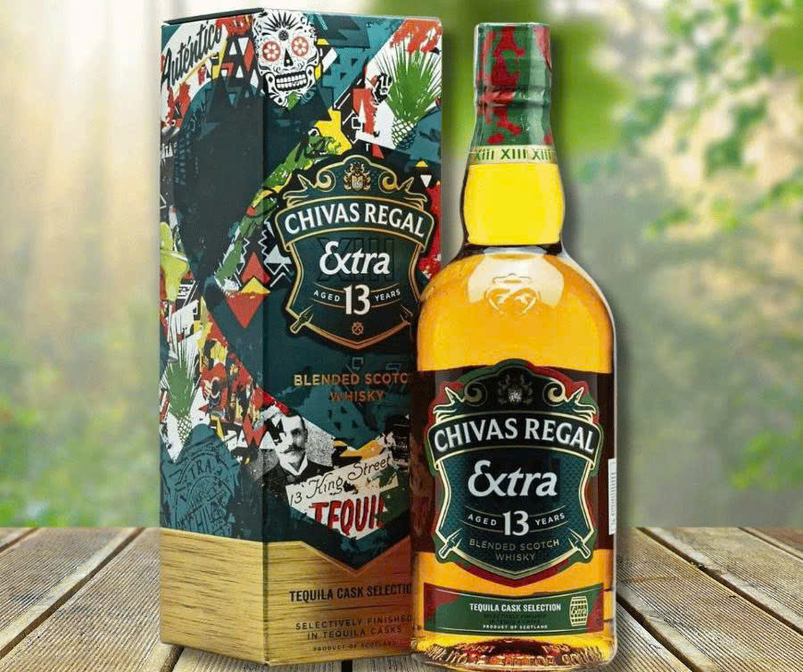 Trung-bay-Chivas-Extra-13-Teqila-Xanh-la
