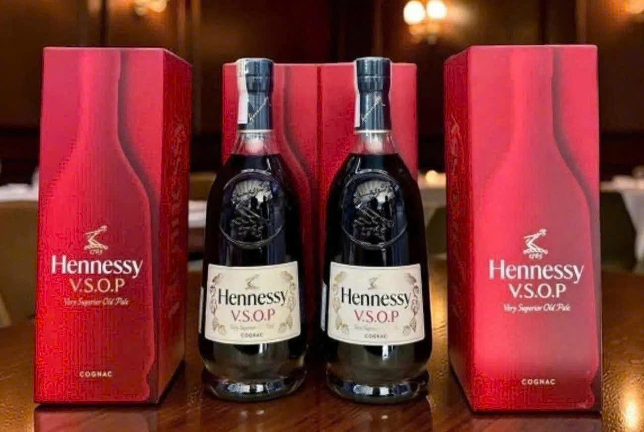 Trung-bay-Hennessy-VSOP-700ml-2