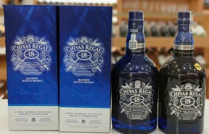 Trung-bay-mau-Chivas-18-Blue-700-ml