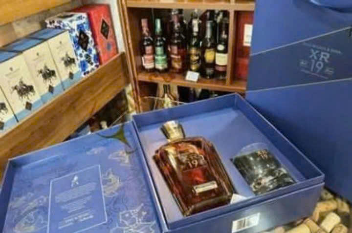 XR 19 tet-2026-khi-mo-hop-qua