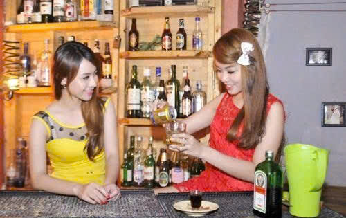 bartender-pha-che-ruou