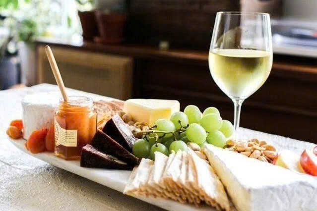 cach-uong-ruou-vang-trang-casa-palmera-750-ml