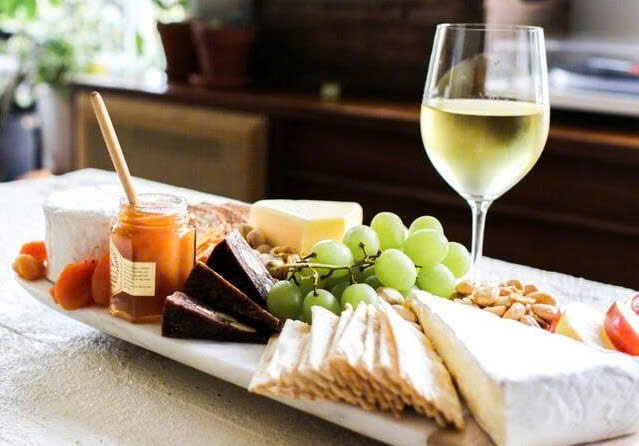 cach-uong-ruou-vang-trang-casa-palmera