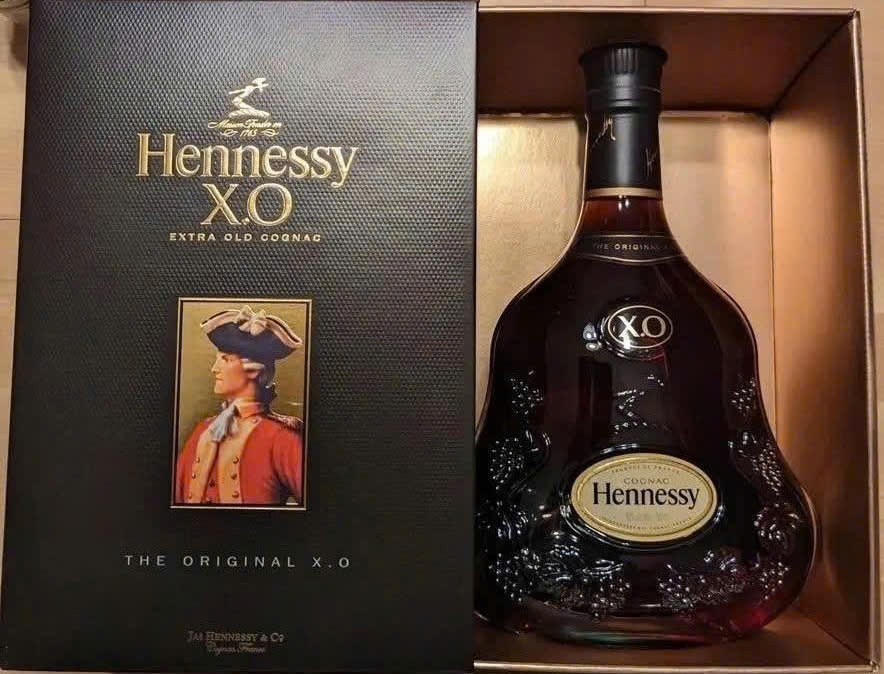 hennssy XO-700-ml-khi-mo-hop-2