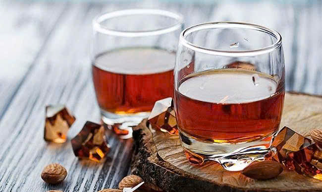 ruou-BOLS amaretto-co-huong-thom-cua-hanh-nhan-va-caramel-quyen-ru