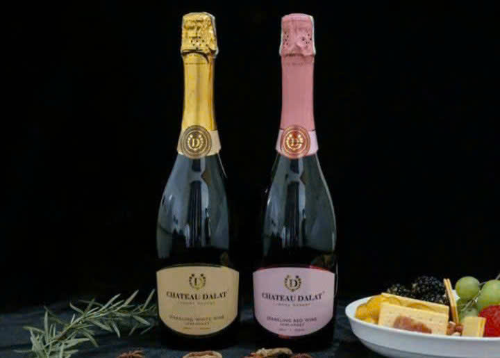 thuong-thuc-vang-no-da-lat-do-va-trang-750ml